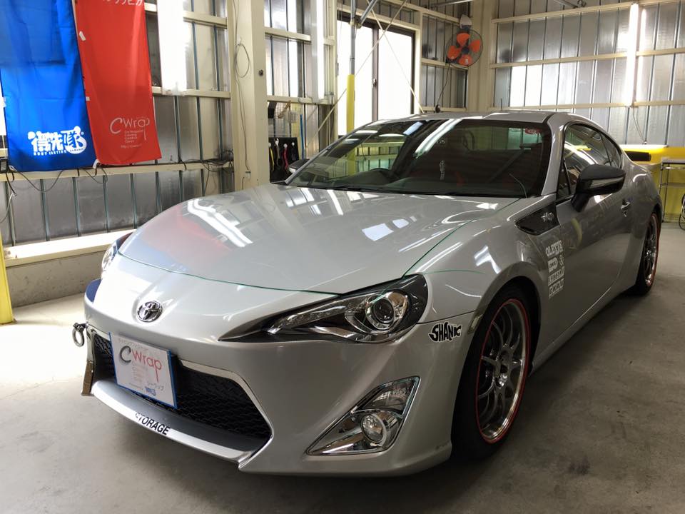 トヨタ 86 の全体（施工前）。ボンネットはボディと同じシルバー
