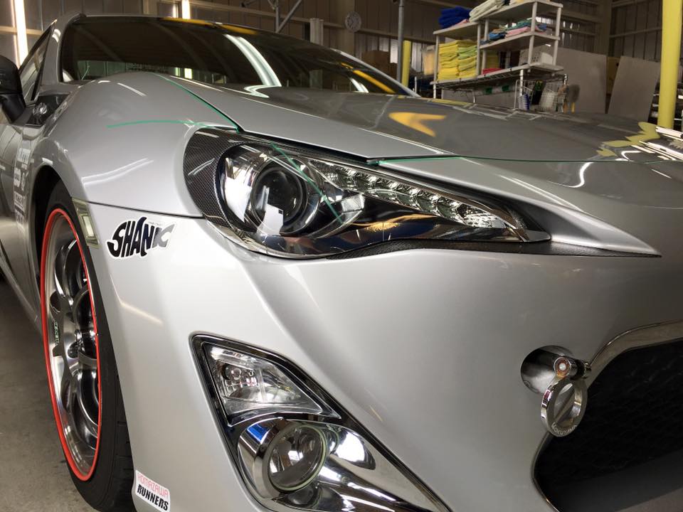 トヨタ 86 の運転席側のヘッドライト付近（施工前）