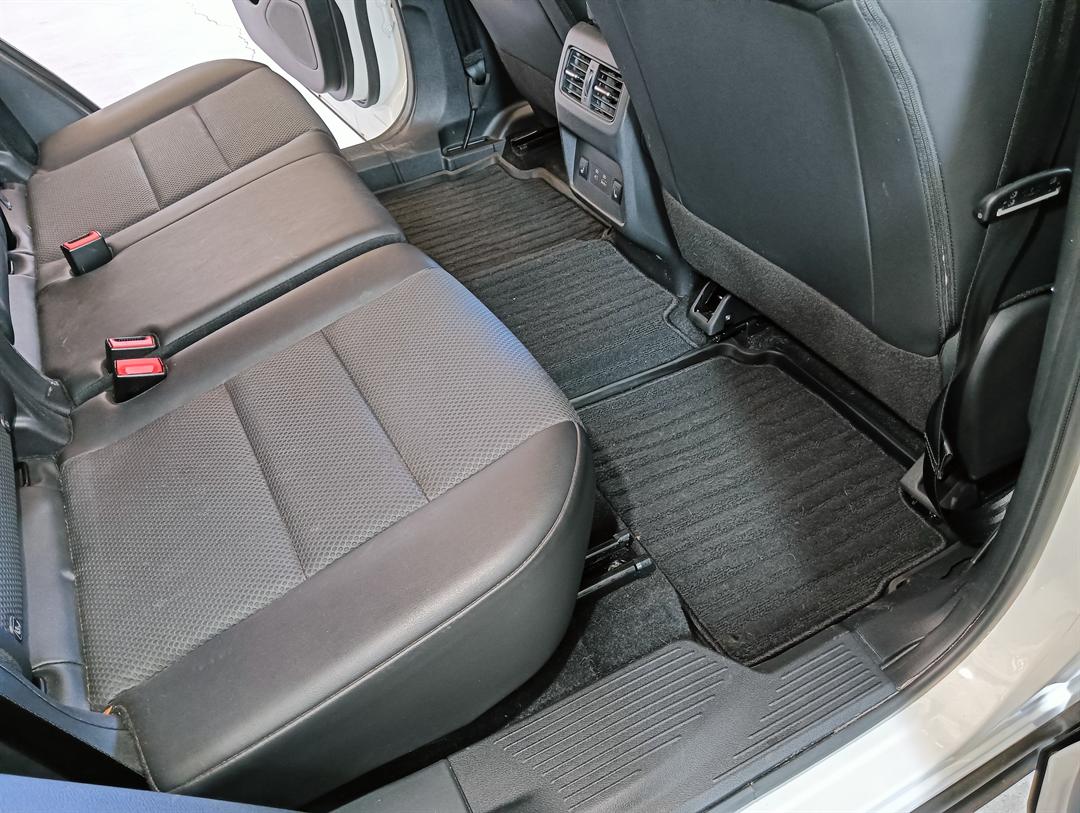 お預かりしたときの日産エクストレイルの後部座席の足元