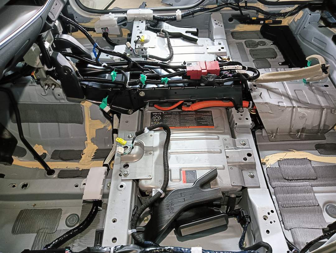 座席とカーペットを外した日産エクストレイルの床