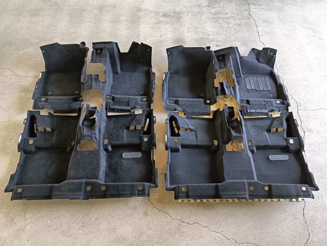 車から外したカーペット(左)と、新品のカーペット(右)
