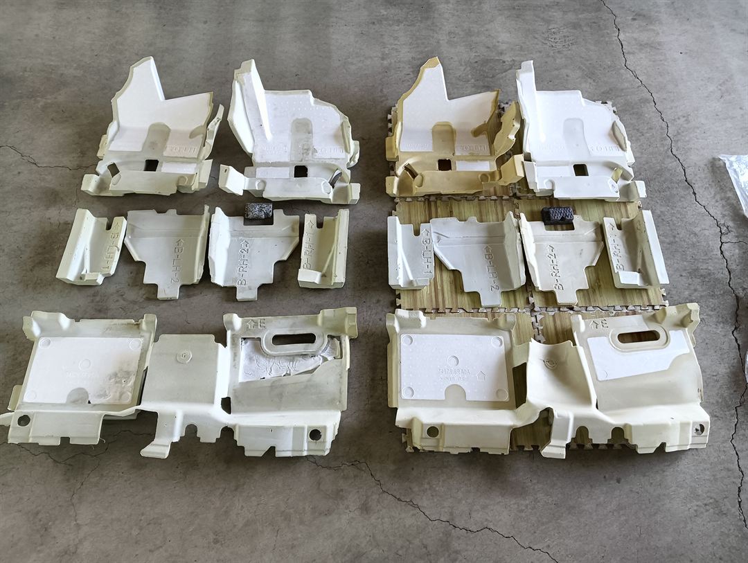 車から外した発泡スチロールの部品(左)と、新品の部品(右)。外した部品は灯油で溶けている所がある