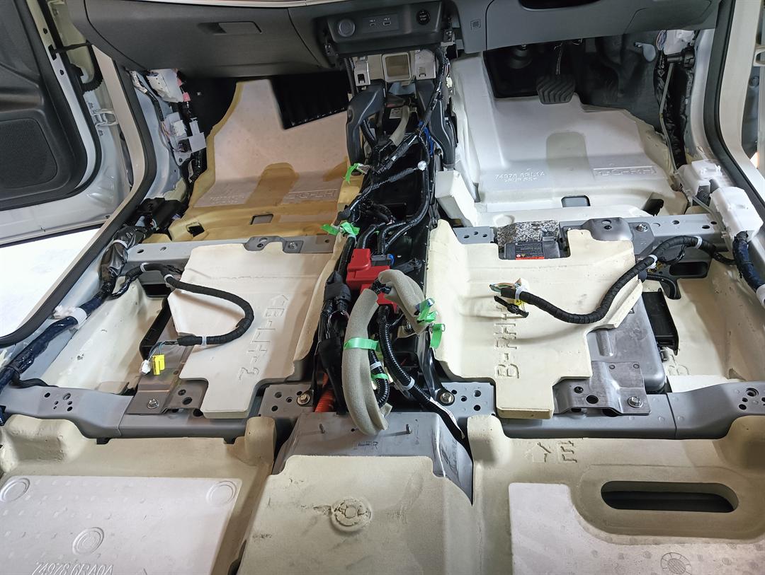 新品の発泡スチロールの部品を取り付けた日産エクストレイルの床