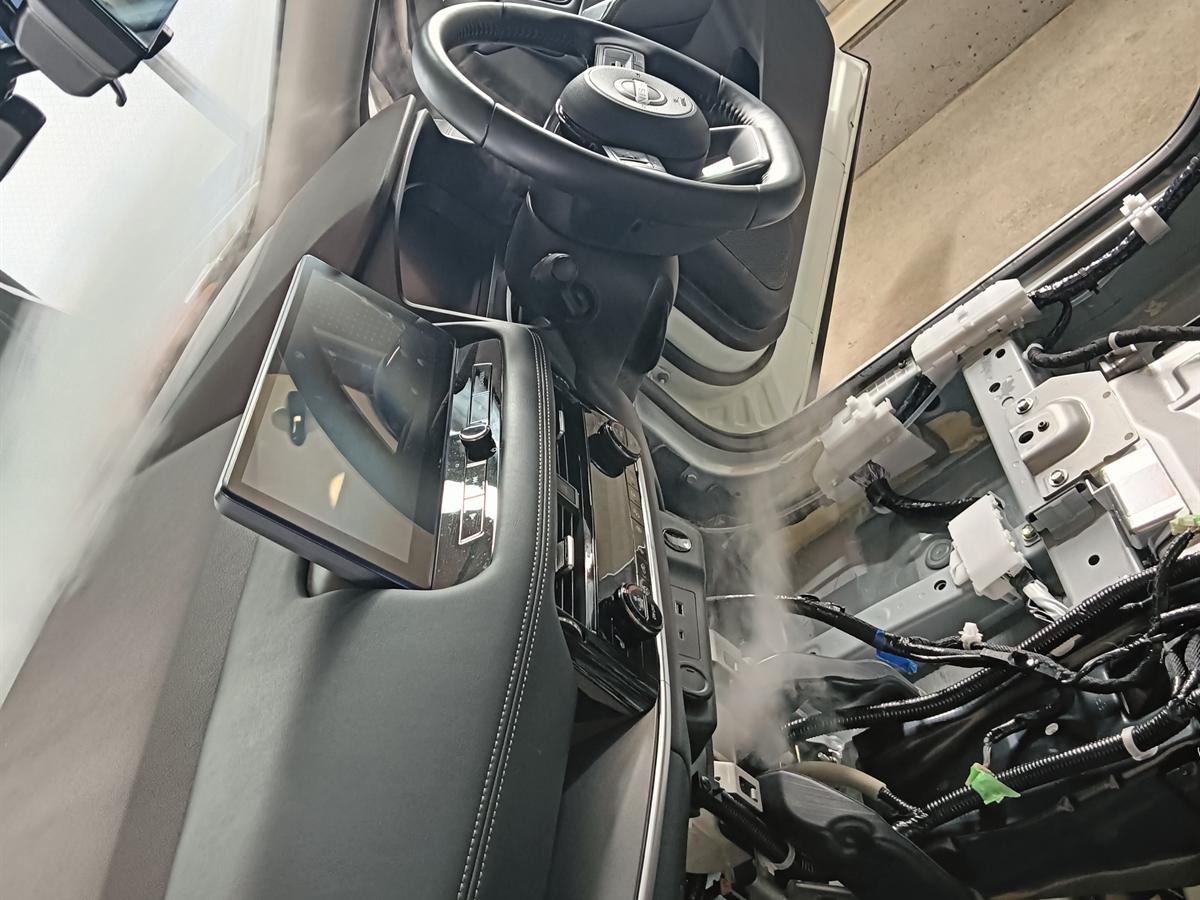 日産エクストレイルの車内に蒸気を当てているところ