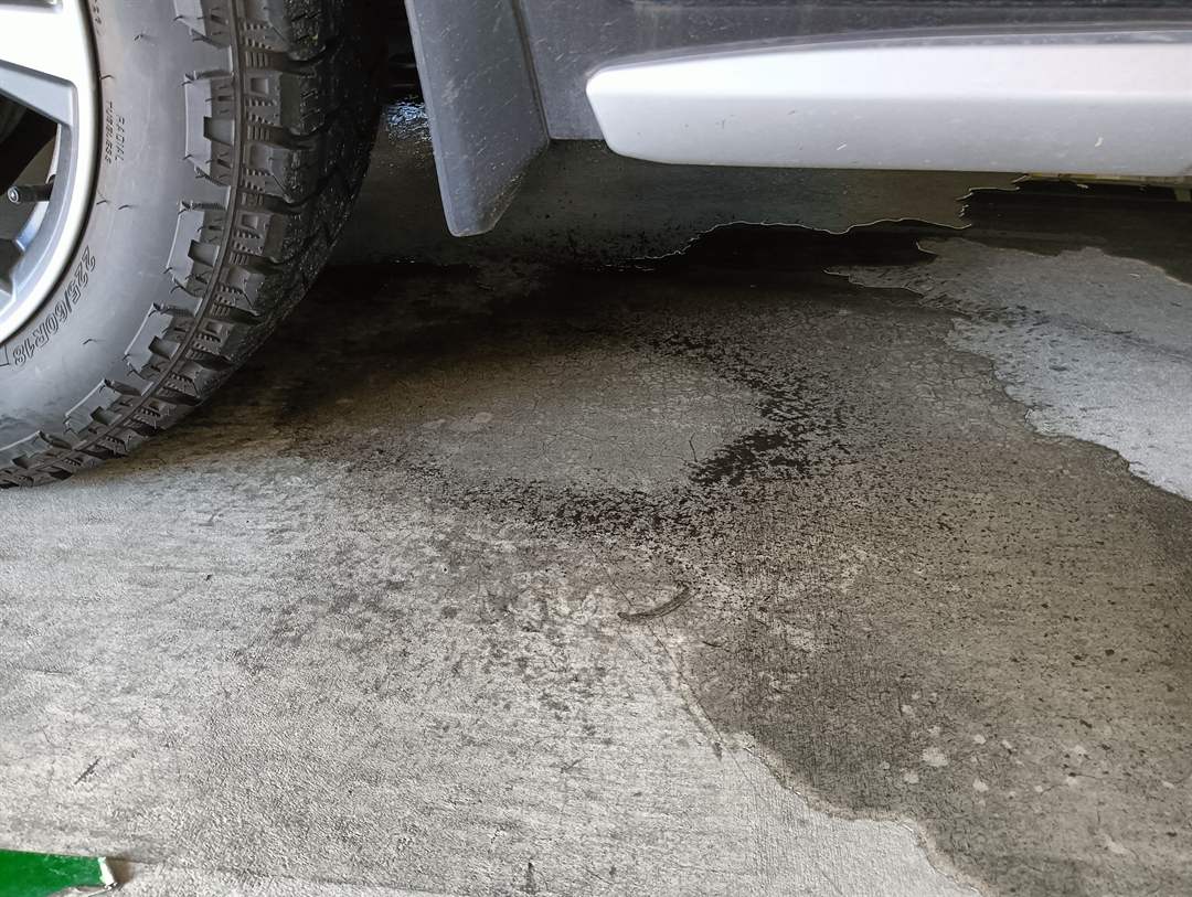 車の下に出てきた水