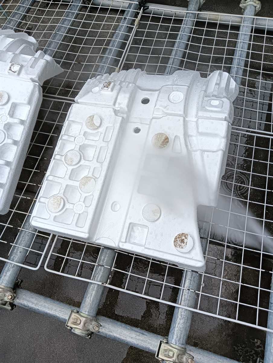 発泡スチロールの部品を洗っているところ