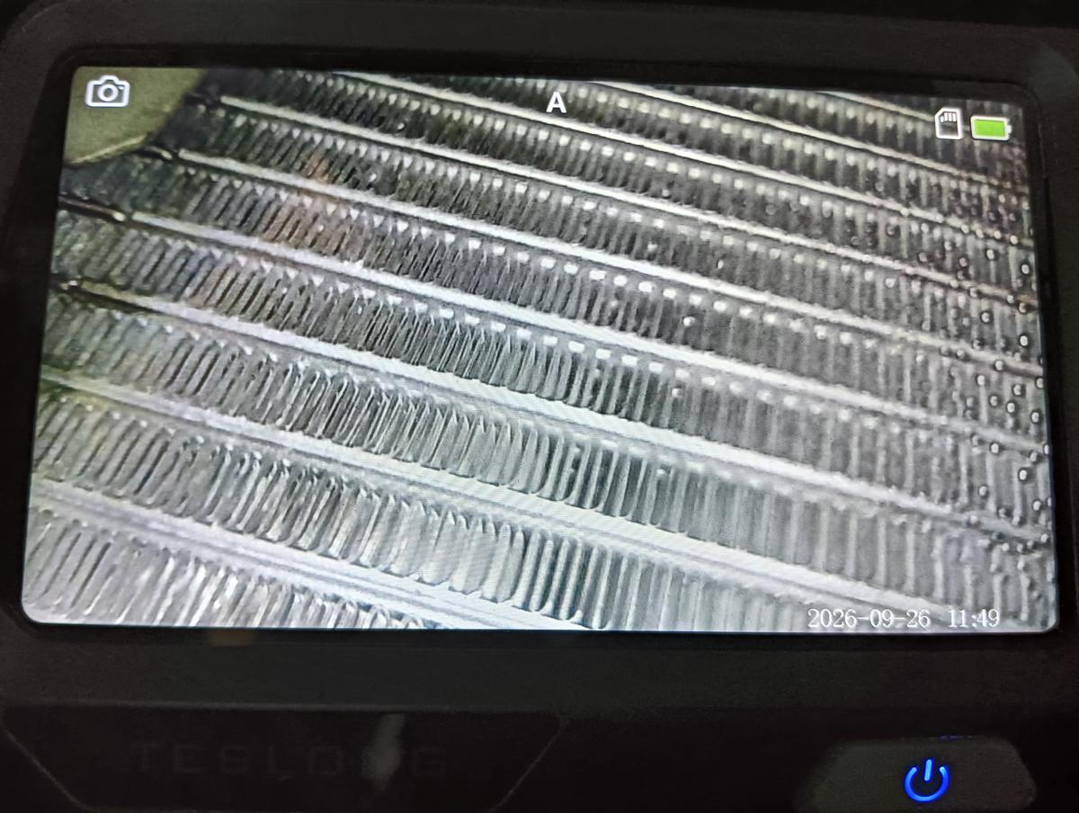 内視鏡のモニターに映った日産エクストレイルのエバポレーター