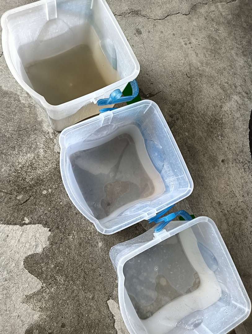 エアコンを洗った水。奥から1回目・2回目・3回目で、だんだん透明になっている