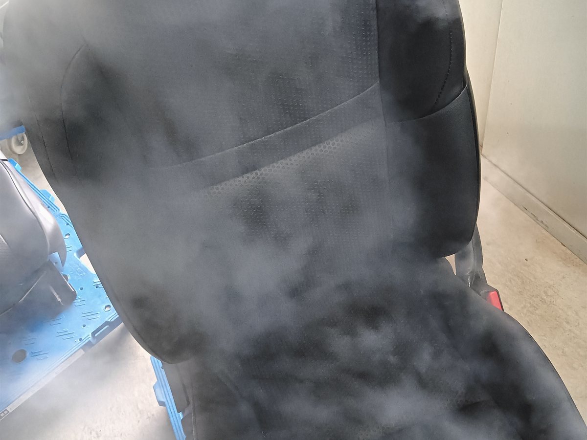 車から外したシートに蒸気を当てているところ