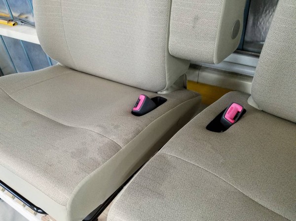 ステラ・嘔吐クリーニング前の運転席と助手席