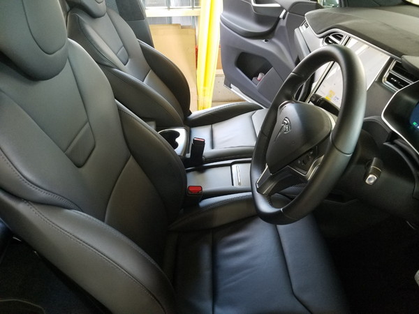 テスラモデルX・タバコ消臭クリーニング後の運転席